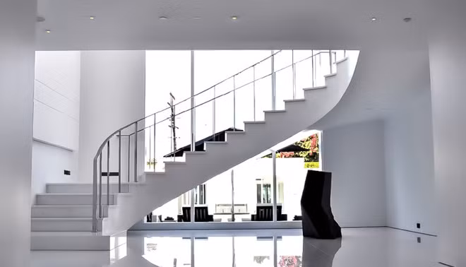 Những khu vực sinh hoạt bên trong ngôi nhà được thiết kế theo phong cách cởi mở. Nội thất màu đen giữa những bức tường trắng tạo nên nét tương phản độc đáo, tinh tế.