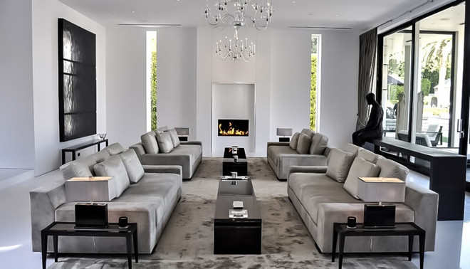 Phòng khách rộng rãi, thoáng đãng, nằm sát hiên nhà. Những bức tường kính đem đến cảnh sắc sân vườn cùng ánh sáng tự nhiên.