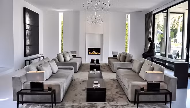 Phòng khách rộng rãi, thoáng đãng, nằm sát hiên nhà. Những bức tường kính đem đến cảnh sắc sân vườn cùng ánh sáng tự nhiên.