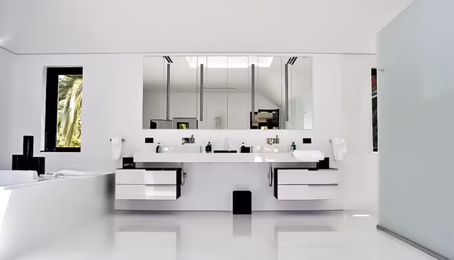 Căn biệt thự được trang bị khá nhiều tiện ích cao cấp và hiện đại để chăm sóc sức khỏe cho gia chủ.