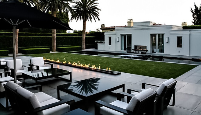 Không gian thư giãn ngoài trời bao gồm hồ bơi, nơi tắm nắng, quầy bar, và khu vực ăn uống, chuyện trò.