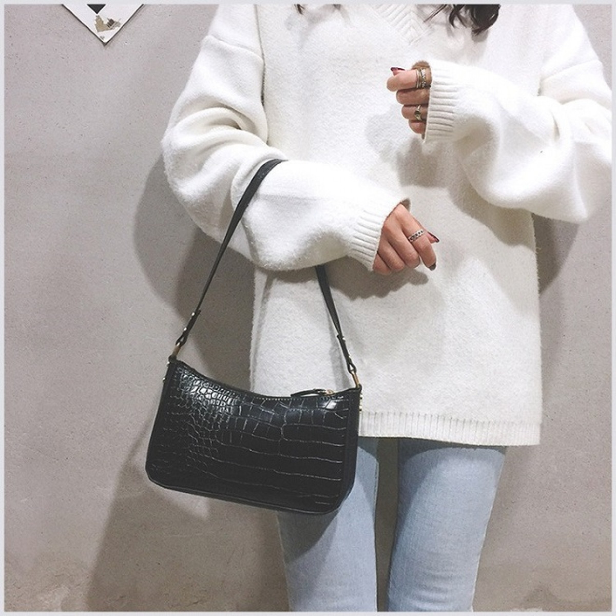 Ảnh: Internet Túi xách phù hợp với bạn là các loại túi dáng ngắn đeo vai, túi bucket, nếu thích túi dạng belt thì hãy đeo chéo ngực để tạo điểm nhấn vào phần trên của cơ thể. 4. Nếu bạn có dáng hình quả táo Trái ngược với người có dáng hình chữ nhật, người có dáng hình quả táo sẽ to phần eo nên hãy chọn những chiếc túi có đường nét sắc sảo, góc cạnh hơn để khiến bạn trông gọn gàng hơn. Kích thước và thiết kế của những chiếc túi kiểu này sẽ tạo điểm nhấn cho vẻ ngoài, tạo sự khác biệt và khiến người ta chú ý đến túi nhiều hơn là vóc dáng của bạn.