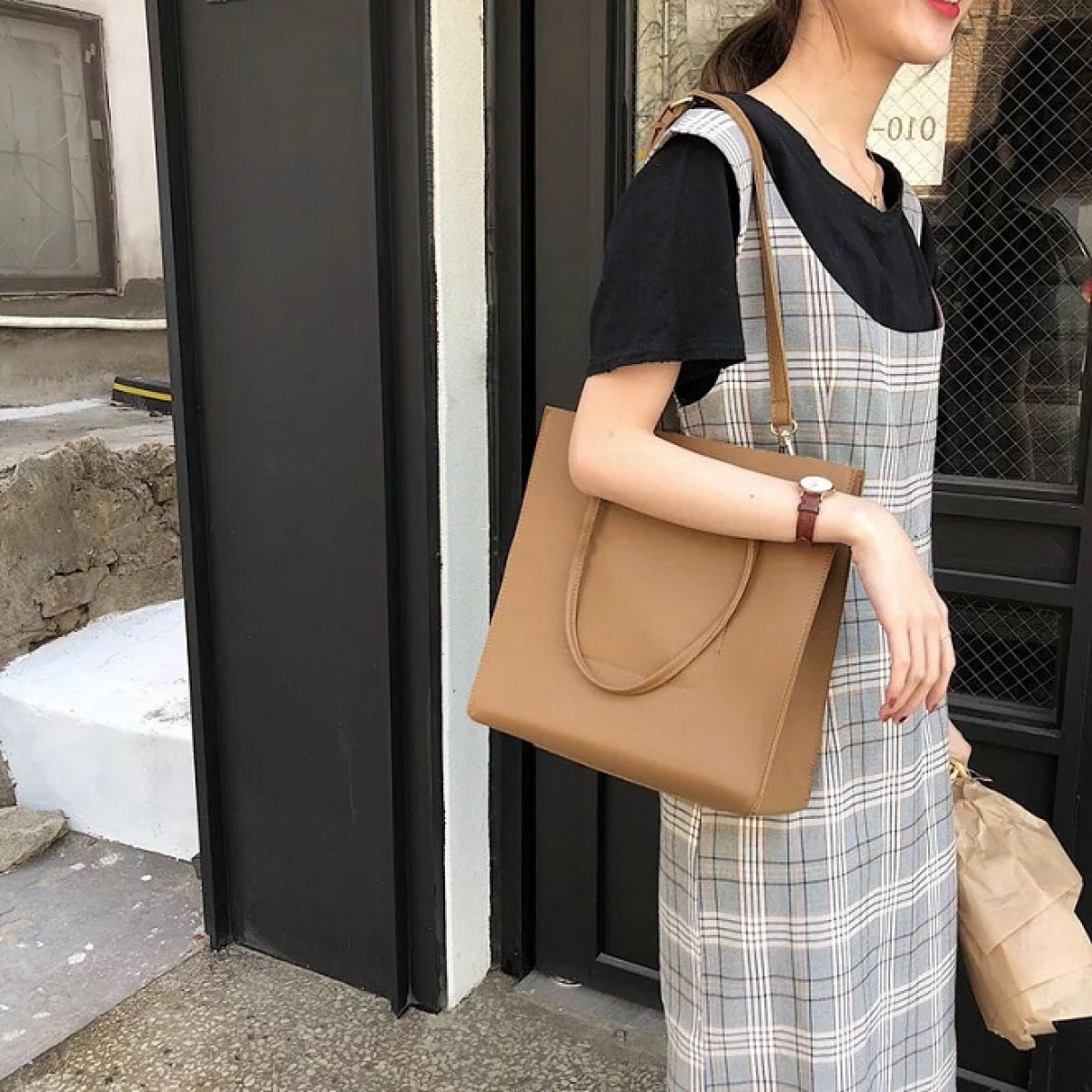 Ảnh: Internet Hãy tránh chọn túi nhỏ, có quai ngắn và hình dáng tròn, mềm mại. Túi tote da có form cứng, dáng vuông sẽ hợp với bạn nhất. 5. Nếu bạn có dáng hình đồng hồ cát Nếu có dáng hình đồng hồ cát, bạn đã có tỉ lệ là mơ ước của nhiều người. Với dáng hình đồng hồ cát này, bạn có thể thỏa sức phối kết hợp các loại túi xách và trang phục, tuy nhiên, hãy chú ý lựa chọn loại túi làm tôn dáng nhất nhé.