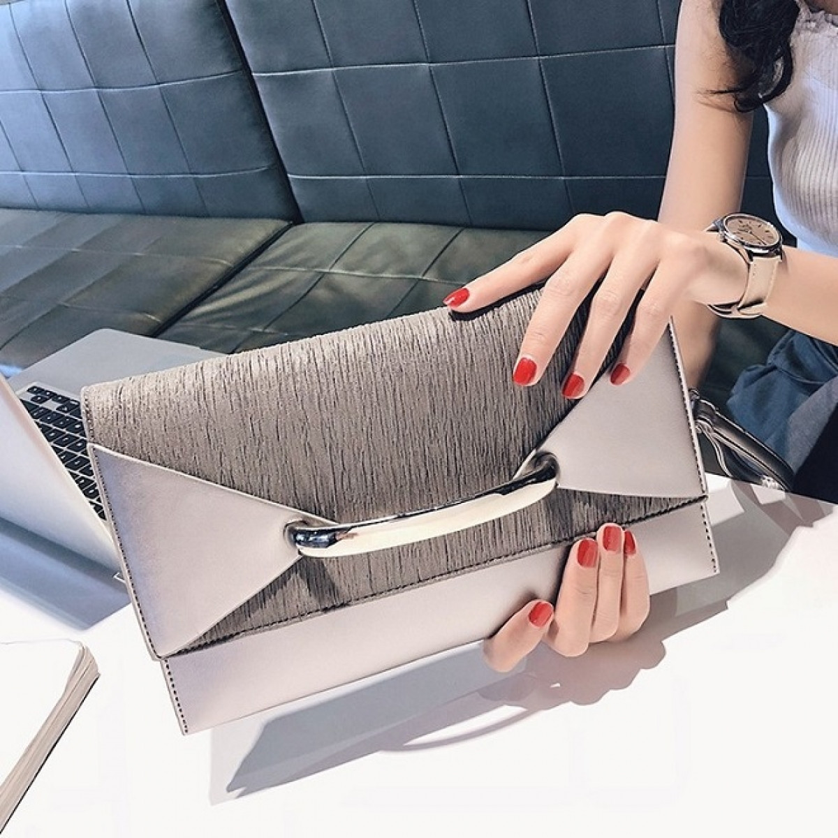 Ảnh: Internet Lựa chọn tuyệt vời nhất là những loại clutch cầm tay dáng dài hoặc ngắn với các họa tiết đặc sắc, khác lạ./.