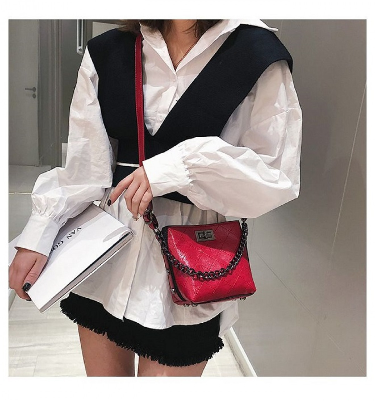 Ảnh: Internet 2. Nếu bạn sở hữu dáng hình hình chữ nhật Người có dáng hình chữ nhật thường khá thô vì tỉ lệ thẳng giữa vai, eo, hông nên hãy tập trung tạo sự mềm mại cho người của bạn bằng các loại túi xách có thiết kế và chất liệu mềm mại. Chọn túi có độ dài quai nằm ở ngang eo, vải mềm còn những chiếc có hình hộp và dáng cứng là thứ bạn nên tránh vì sẽ càng khiến cơ thể bạn mất cân đối, thô cứng hơn.