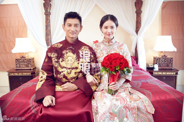  Ngô Kỳ Long - Lưu Thi Thi: Bộ phim truyền hình Bộ bộ kinh tâm chính là "bà mối" cho cặp đôi nổi tiếng này. Tháng 11/2013, bộ đôi diễn viên chính thức thông báo hẹn hò. Chênh lệch nhau đến 17 tuổi, Ngô Kỳ Long lại từng có một đời vợ, nhưng quan hệ "phim giả tình thật" của cả hai người hâm mộ ủng hộ nhiệt tình. Tháng 1/2015, cặp sao đăng ký kết hôn. Đến tháng 3/2016, họ tổ chức một đám cưới lãng mạn, hoành tráng tại đảo Bali. Sau 5 năm về chung một nhà, hiện tại, Ngô Kỳ Long và Lưu Thi Thi vẫn sống yên ấm và hạnh bên nhau cùng cậu con trai nhỏ.