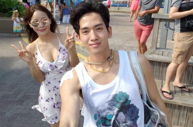  Shim Mina và ca sĩ kém 17 tuổi Ryu Philip: "Kết hôn là có thêm một người đàn ông ở bên. Anh ấy là chỗ dựa của tôi", Shim Mina viết về chồng trong chuyến du lịch Thái Lan. Nữ ca sĩ 48 tuổi cùng ông xã 31 tuổi luôn gắn bó như hình với bóng. Cuộc sống sau cưới của họ không có nhiều thay đổi dù vẫn chưa có con.