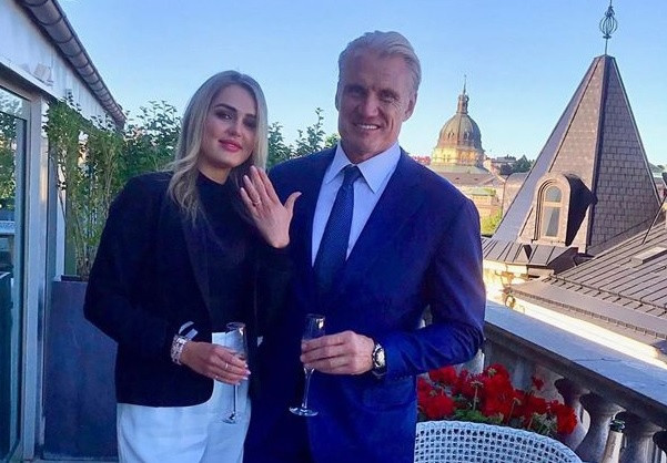  Dolph Lundgren - Emma Krokdal: Ngày 30/6, Dolph Lundgren (63 tuổi) vui mừng thông báo đã cầu hôn bạn gái Emma Krokdal (24 tuổi) trong chuyến du lịch. Tháng trước, nam diễn viên nổi tiếng úp mở trên mạng xã hội rằng ông và Emma đã tiến thêm một bước dài trong mối quan hệ của họ. Chuyện tình chênh lệch 39 tuổi của ngôi sao phim Rocky và người tình trẻ chịu không ít điều tiếng. Nhiều khán giả lên tiếng châm chọc Dolph Lundgren cưới người đáng tuổi con gái mình. Emma Krokdal xêm xêm tuổi tác với 2 cô con gái của bạn trai là Ida (24 tuổi) và Greta (18 tuổi).