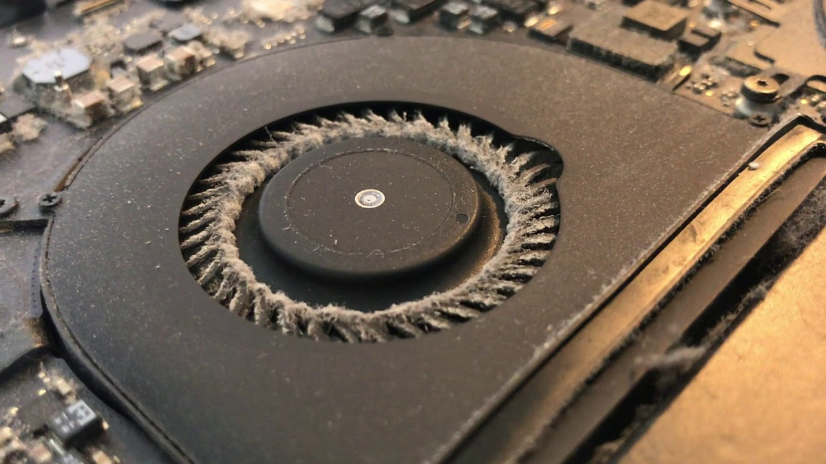  Vệ sinh bên trong máy. MacBook thường được sử dụng trong nhiều năm, do đó việc bụi lọt vào quạt tản nhiệt là khó tránh khỏi. Nếu đã sử dụng MacBook trong 2-3 năm, người dùng nên mang máy ra các trung tâm dịch vụ để được hỗ trợ vệ sinh, giúp tản nhiệt hiệu quả hơn. Ảnh: Edouard Barbier.