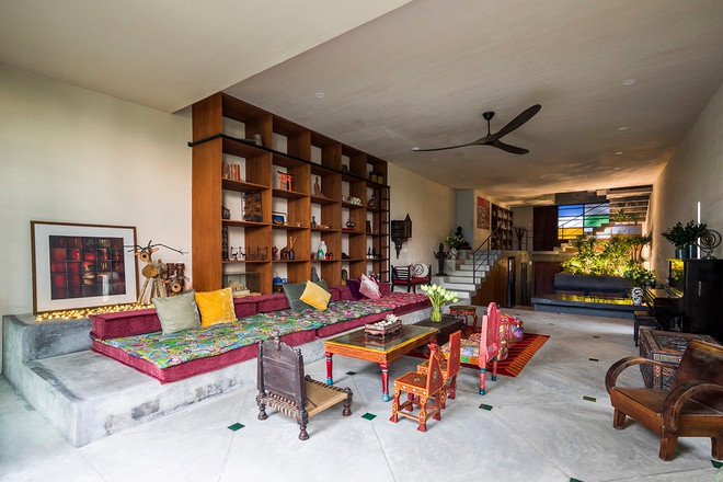 Phòng khách của ngôi nhà có nội thất đậm chất văn hóa truyền thống Việt Nam.