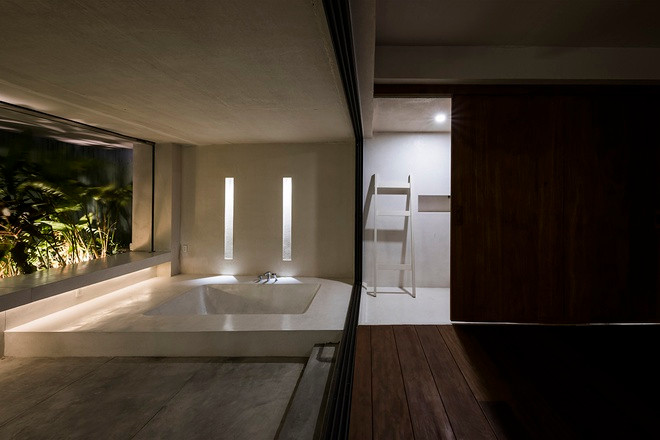 Một phòng tắm khác của ngôi nhà cũng được gia chủ lựa chọn kiểu dáng âm sàn.