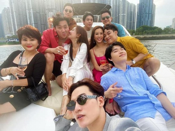 Tran Thanh mai me hon Hari Won khi di cung hoi ban than