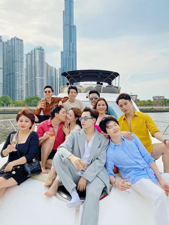 Tran Thanh mai me hon Hari Won khi di cung hoi ban than-Hinh-2