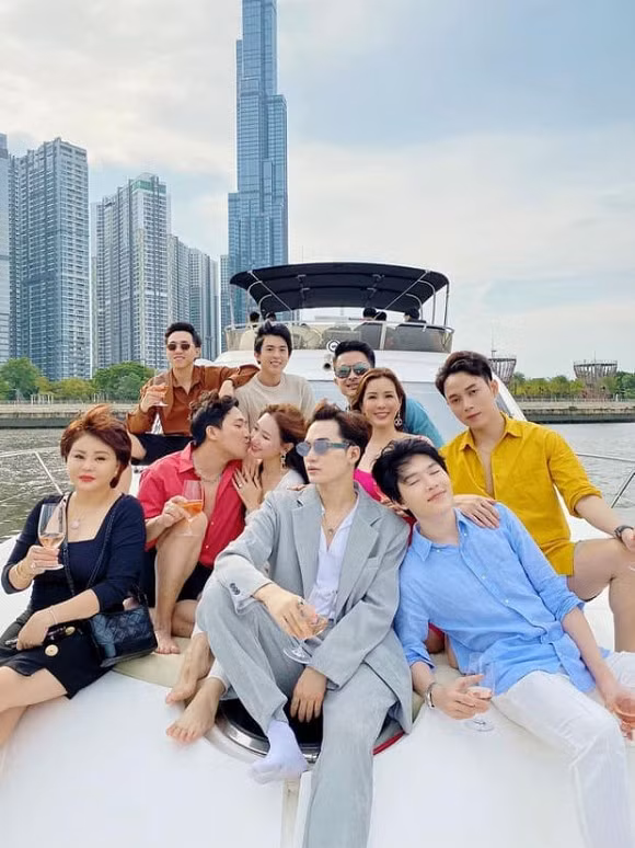 Tran Thanh mai me hon Hari Won khi di cung hoi ban than-Hinh-2