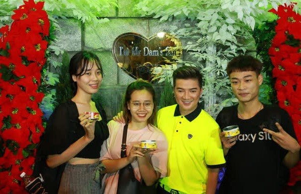 Dam Vinh Hung xung danh ca si chieu fan nhat Vbiz-Hinh-5