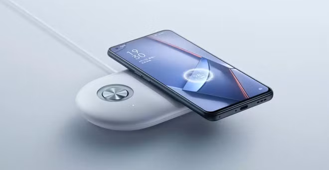 Trong thời gian qua, các nhà sản xuất liên tục phát triển công nghệ sạc không dây với công suất cao cho smartphone. OnePlus, thương hiệu cũng thuộc sở hữu của BBK như Oppo, sẽ trang bị công nghệ sạc không dây lên OnePlus 8 với công suất 30 W. Ý tưởng mẫu Vivo Apex 2020 trang bị sạc nhanh không dây 60 W đã xuất hiện nhưng chưa được thương mại hóa. Ảnh: Oppo.