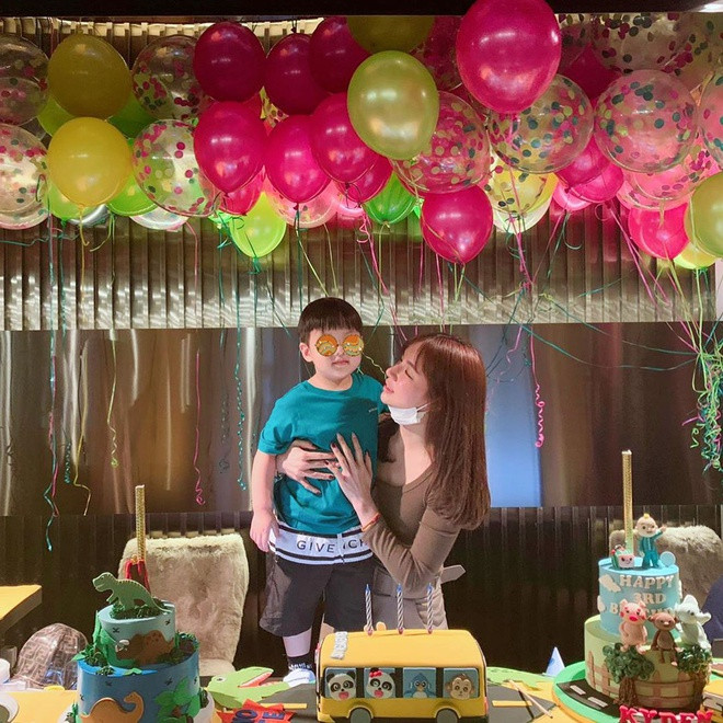 Bước qua cuộc hôn nhân thất bại, Kim Lim hiện là bà mẹ đơn thân dành hết tình yêu thương cho con trai. Tiểu thư 29 tuổi nói rằng con chính là người mang lại ý nghĩa cho cuộc sống và sự nghiệp của mình.