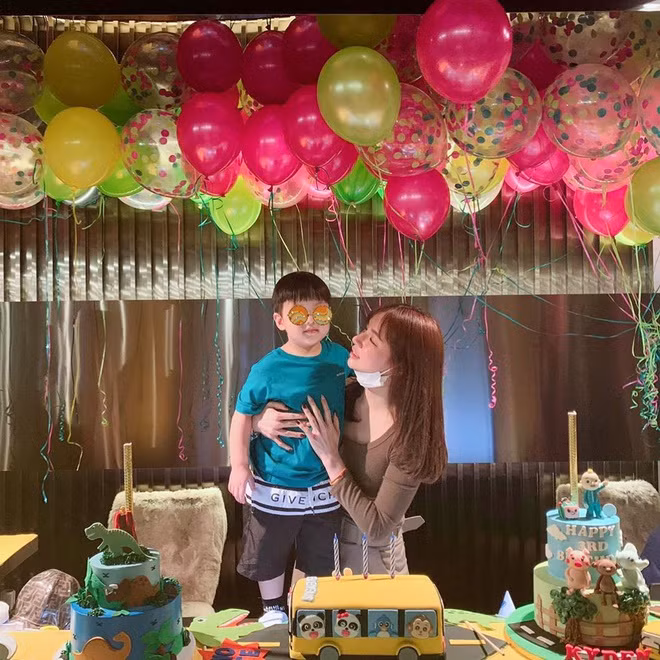 Bước qua cuộc hôn nhân thất bại, Kim Lim hiện là bà mẹ đơn thân dành hết tình yêu thương cho con trai. Tiểu thư 29 tuổi nói rằng con chính là người mang lại ý nghĩa cho cuộc sống và sự nghiệp của mình.