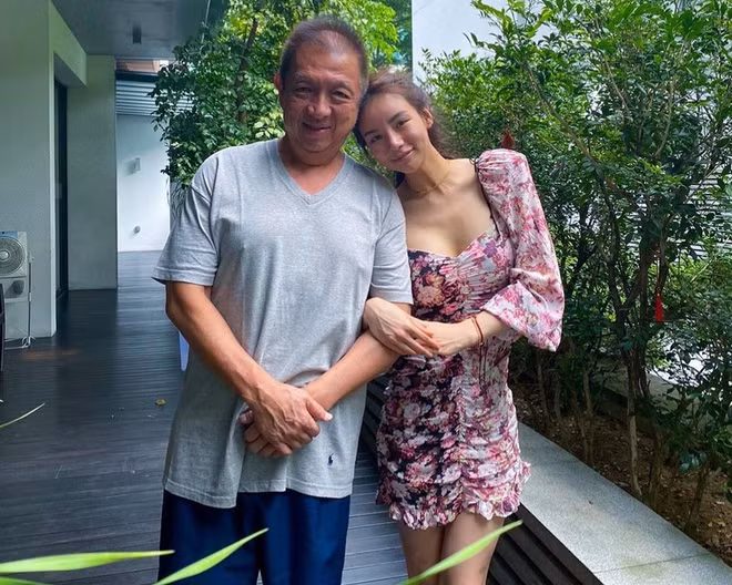 Thời gian qua, Kim Lim cũng phải chống lại nạn phân biệt chủng tộc, bắt nạt trên mạng nhắm vào gia đình. Theo Mothership, tỷ phú Peter Lim và con gái đã phải hứng chịu nhiều chỉ trích nặng nề từ CĐV Valencia CF do thành tích tệ hại của đội bóng ở mùa giải năm nay. Hồi đầu tháng 7, hàng nghìn người quá khích tràn vào các bài đăng trên Instagram của Kim để lại lời lẽ miệt thị và gắn hashtag #LimGoHome. Một số chỉ trích cô không biết gì về bóng đá và nói rằng họ sẽ không bị “mua chuộc”. Thậm chí, vài bạn thân của Kim cũng bị tấn công vô cớ.