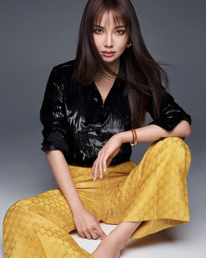 Năm 12 tuổi, Kim Lim được gửi đến Trường Queenswood ở Vương quốc Anh - nơi cô bắt đầu học cách sống tự lập. Dù có thể đạt được nhiều thứ với khối tài sản thuộc về gia đình, Kim vẫn quyết tâm thoát khỏi cái bóng của cha để tạo dựng tên tuổi, sự nghiệp cho riêng mình. Trên mạng xã hội, cô hiện là người có ảnh hưởng hàng đầu ở đảo quốc sư tử.