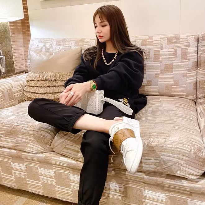 Kim Lim (sinh năm 1991) là con gái duy nhất của tỷ phú Singapore Peter Lim - người sở hữu khối tài sản khoảng 2 tỷ USD vào năm 2019, đồng thời là chủ của CLB bóng đá Tây Ban Nha Valencia CF. Sinh ra trong gia tộc bề thế, cô có cuộc sống giàu sang, đi du lịch khắp nơi bằng phi cơ riêng và dùng toàn hàng hiệu. Dù nổi tiếng và giàu có, cuộc sống riêng tư của Kim Lim không phải lúc nào cũng là “câu chuyện cổ tích”, theo SCMP.