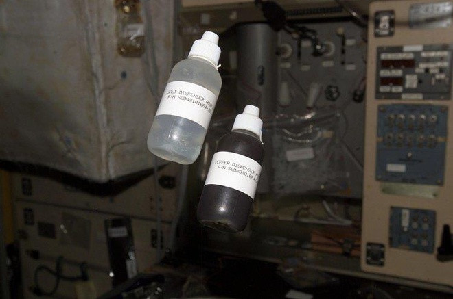 Gia vị như sốt cà chua, mù tạt và mayonnaise đều được cung cấp trong vũ trụ. Muối và tiêu được chế biến ở dạng lỏng. Trong không gian, người ta không thể rắc các loại gia vị này ở dạng hạt. Lý do bên cạnh việc hạt có thể trôi đi, nó còn làm tắc các lỗ thông hơi, nhiễm bẩn thiết bị hoặc bị mắc kẹt trong mắt, miệng, mũi của phi hành gia.