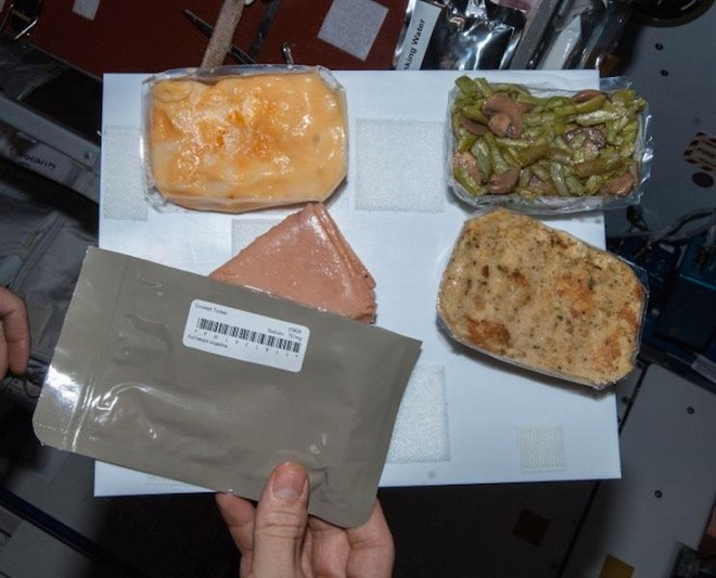 Kế đến là dạng đồ ăn phải trải qua ổn định nhiệt (Thermostabilized). Về cơ bản, việc hâm nóng đồ ăn này thường diễn ra đối với các món đồ hộp, hoặc đựng trong túi vặn. Gà ala king, bò xào nấm, thịt heo là những món thường được chế biến như trên.