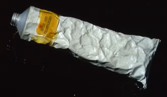 Thức ăn trong những ngày đầu con người đi vào không gian là nỗi ác mộng với các phi hành gia. "Nó bao gồm lương khô cứng như đá, bột sấy, thức ăn dạng lỏng đựng trong ống tuýp", John Glenn, phi hành gia người Mỹ đầu tiên bay vòng quanh Trái đất nhớ lại.