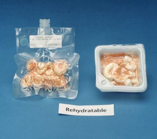 Các loại thực phẩm khi gửi lên không gian đa số sẽ được sấy khô, sau đó trải qua quá trình gọi là tái thủy hóa (rehydration). Nhiều loại thực phẩm như súp, mì ống, trứng, ngũ cốc thường được chế biến theo cách này.