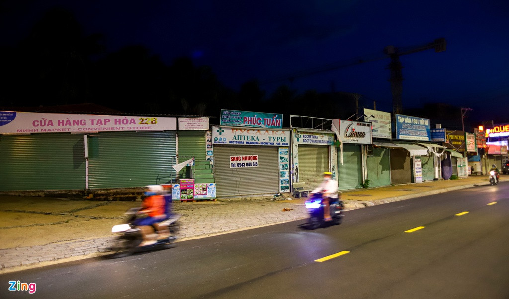 Đáng chú ý, trên một số đoạn đường, có đến 5-7, thậm chí hơn 10 cửa hàng lưu niệm, tạp hóa liền kề cùng dừng hoạt động.