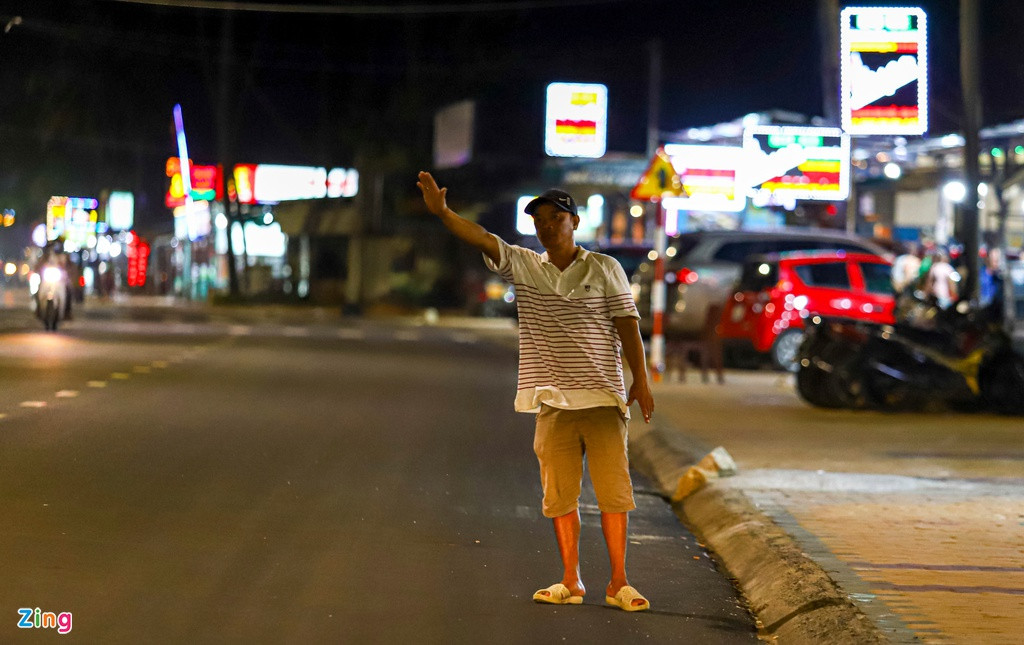 Giữa một Mũi Né vắng bóng khách du lịch, các nhà hàng, quán ăn cử nhân viên đứng ngay dưới lòng đường để mời chào.