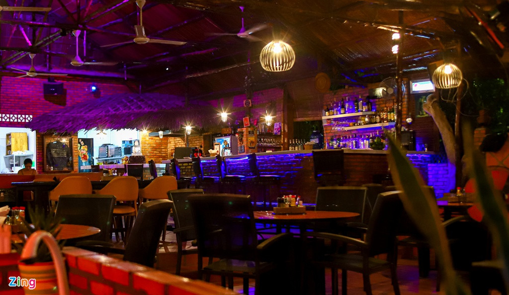 Đối với những nhà hàng, cafe, quán bar trước đây chỉ phục món ăn của châu Âu, Hàn Quốc, Sở VHTT&amp;DL còn nhìn nhận "khó sống hơn". Những vị khách quốc tế ở Mũi Né thời gian này là người sinh sống và làm việc tại Việt Nam, hoặc khách du lịch chưa thể về nước. Số lượng nhìn chung giảm sâu so với trước đây.