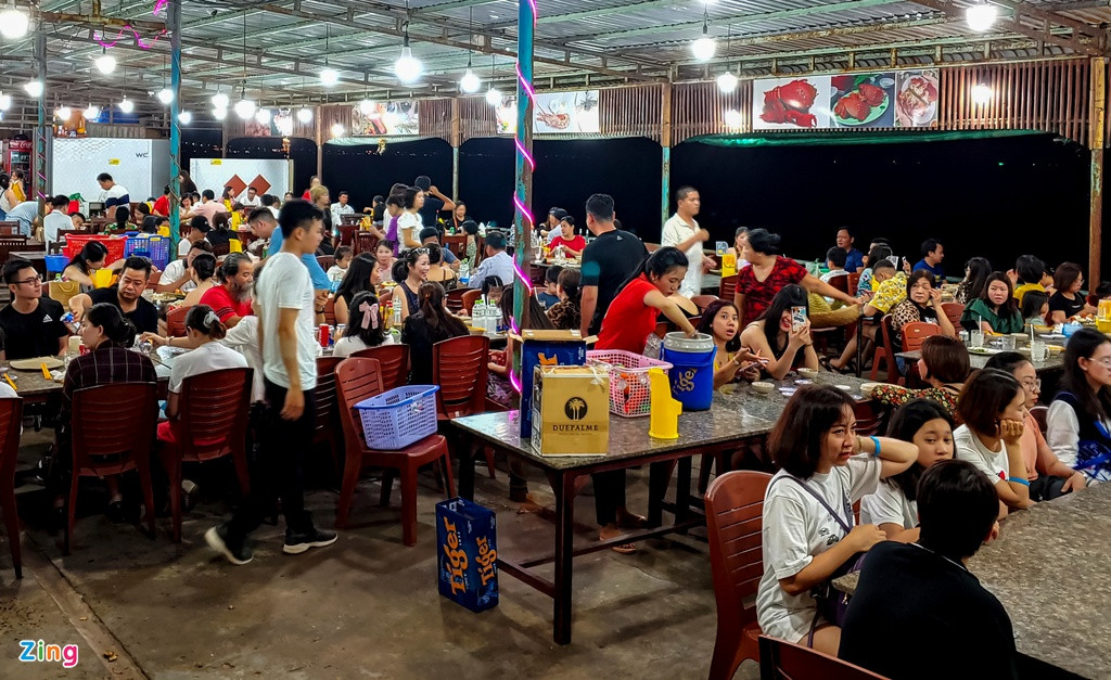 Theo ghi nhận của Zing, vẫn có khoảng 1-2 nhà hàng hiếm hoi kín bàn từ lúc 19h. Tuy nhiên, theo ông Vũ, một nhân viên lâu năm tại quán Mr. Crab, các ngày trong tuần cũng chỉ có thể phục vụ 10 bàn, trong khi trước đại dịch luôn quá tải. Doanh số bình quân mỗi ngày vì vậy cũng sụt giảm 200-300 triệu xuống còn vài chục triệu đồng.