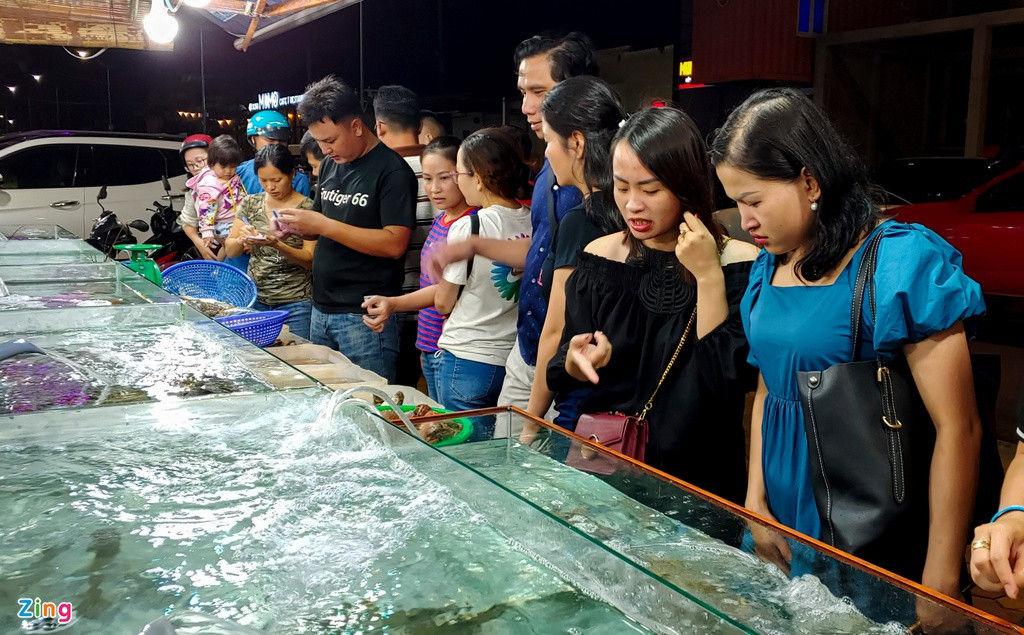 Từ tổng cộng gần 40 nhân sự trước đây, quán giảm còn trên dưới 10 nhân viên. "Sau Covid-19 đợt 1, lượng khách du lịch trở lại khá nhiều, phần vì vừa được kết thúc giãn cách xã hội, phần vì đúng dịp hè, các doanh nghiệp mừng lắm. Còn bây giờ rất khó gượng dậy, họ đành đóng cửa, cắt giảm lao động. Không có Covid-19 lần hai, câu chuyện đã khác nhiều", đại diện Sở VHTT&amp;DL nói.