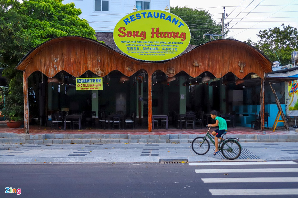 Tình hình còn trở nên khó khăn hơn với những nhà hàng, quán bar, cafe nằm trong các cơ sở lưu trú. Đại diện khách sạn - nhà hàng Song Hương cho biết chỉ phục vụ 1-2 phòng trong tổng công suất 50 phòng dịp cuối tuần vừa qua. "Trước đây, nhiều thời điểm chúng tôi quá tải, không đủ phòng để đón khách, nhờ đó nhà hàng kinh doanh rất tốt. Từ đầu năm đến nay, lượng khách hầu như không có, chúng tôi đành đóng cửa nhà hàng và cho thuê lại mặt bằng, nhưng giờ vẫn chưa tìm được người thuê", người này nói.