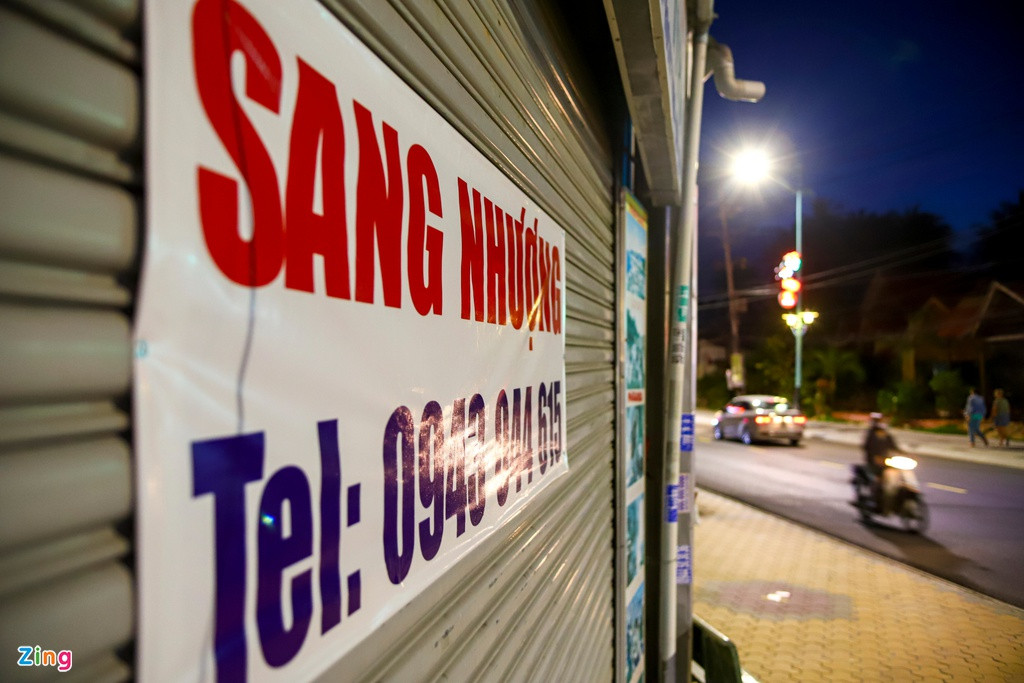 Dọc hai bên đường Nguyễn Đình Chiểu, không khó bắt gặp những tờ thông báo sang nhượng như thế này.