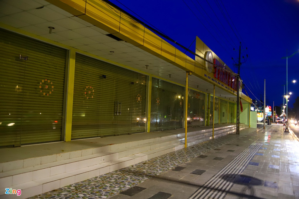 Thái Shop là một chuỗi cửa hàng lưu niệm lớn, với 3 chi nhánh trên đường Nguyễn Đình Chiểu, mỗi điểm có mặt tiền khoảng 15-30 m. Tính đến đầu tháng 10, toàn bộ hệ thống vẫn còn đóng cửa.