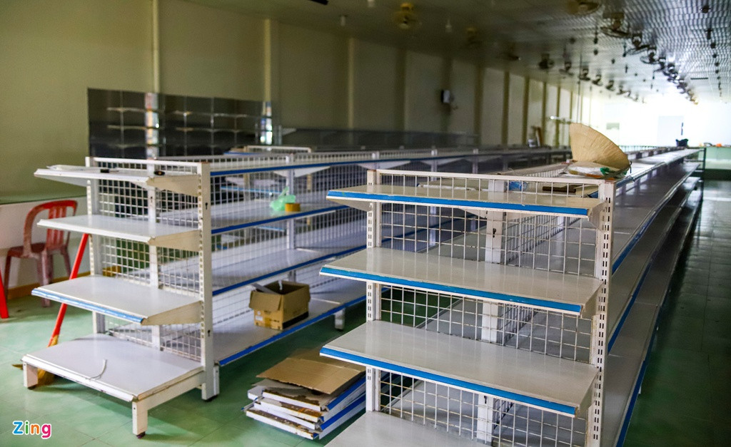 Trao đổi với Zing, đại diện Sở Văn hóa Thể thao và Du lịch tỉnh Bình Thuận đánh giá, đại dịch Covid-19 gây nên sự sụt giảm mạnh về lượng khách lẫn doanh thu ngành du lịch địa phương, từ đó ảnh hưởng nghiêm trọng đến nhiều ngành kinh tế khác, tiêu biểu là dịch vụ ăn uống, vui chơi, mua sắm trên địa bàn.