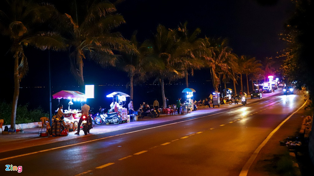 Ngay cả khu vực bán hàng rong dọc đường bờ biển, vốn là thiên đường ăn uống về đêm cho du khách trẻ hoặc ưa thích ẩm thực đường phố, nay cũng vắng lặng. Đến 20h tối thứ 7, một số quán mới phục vụ được vài ba lượt khách. Bà Ngọc Bích, một người bán tại đây, cho biết doanh số cuối tuần hiện chỉ tương đương 50% ngày thường của giai đoạn sau đợt dịch thứ nhất.