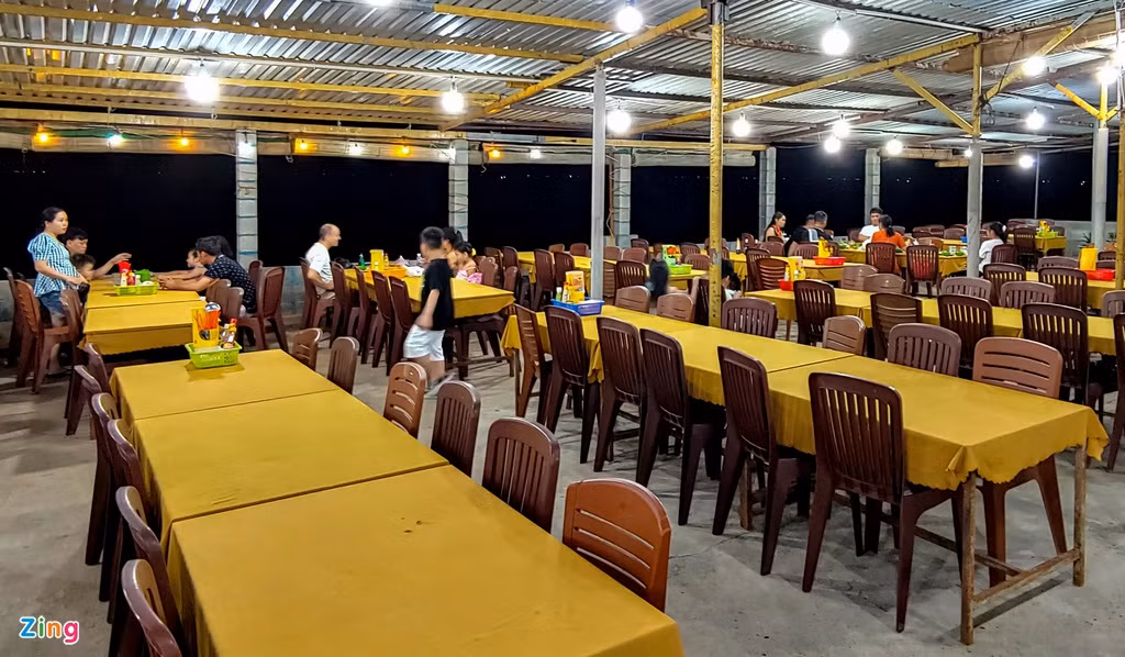 Tại hầu hết quán xá đã mở cửa trở lại, lượng khách cũng "nhỏ giọt". Nói với Zing, ông Cường, chủ nhà hàng Bờ kè Gia đình, cho biết đã cắt giảm nhiều nhân viên trong bối cảnh này và tự mình đón khách, giữ xe, dắt xe cho khách để tiết kiệm chi phí vận hành.