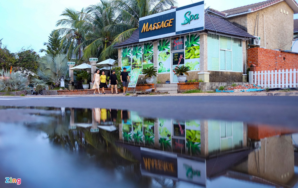 Tương tự nhà hàng, các đơn vị kinh doanh dịch vụ massage, spa hiện cũng chưa thể mở cửa trở lại. "Quán ăn, tạp hóa, cửa hàng lưu niệm không bán cho khách nước ngoài thì vẫn có thể chuyển hướng sang phục vụ người địa phương hoặc khách Việt. Nhưng riêng massage và spa thì rất khó, nhất là trong bối cảnh người dân thắt chặt chi tiêu do sụt giảm thu nhập vì dịch bệnh", bà Minh Hương, quản lý một tiệm massage, nhận định.