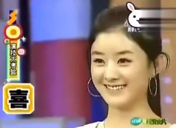 Trieu Le Dinh lot xac ngoan muc theo thoi gian khi lo anh cu