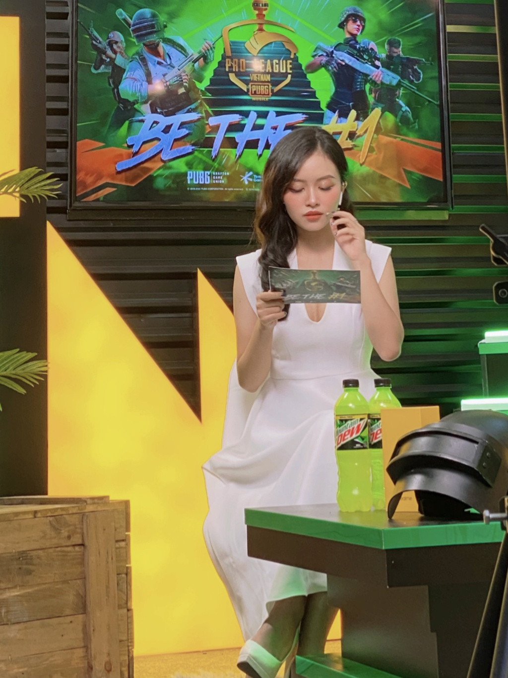 Nu MC lang game: Tung khoc vi bi che ngoai hinh-Hinh-6