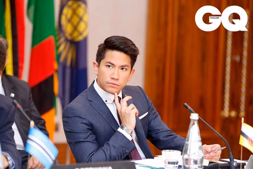  Abdul Mateen (sinh năm 1991) là con trai thứ 4 của Quốc vương Brunei Haji Hassanal Bolkiah. Hoàng tử 9X tốt nghiệp Học viện Quân sự Hoàng gia Sandhurst ở Anh, trước khi lấy bằng Chính trị Quốc tế tại King’s College London. Năm 2016, anh hoàn thành bằng thạc sĩ về Nghiên cứu Quốc tế và Ngoại giao tại Đại học London. Ảnh: GQ Thailand.