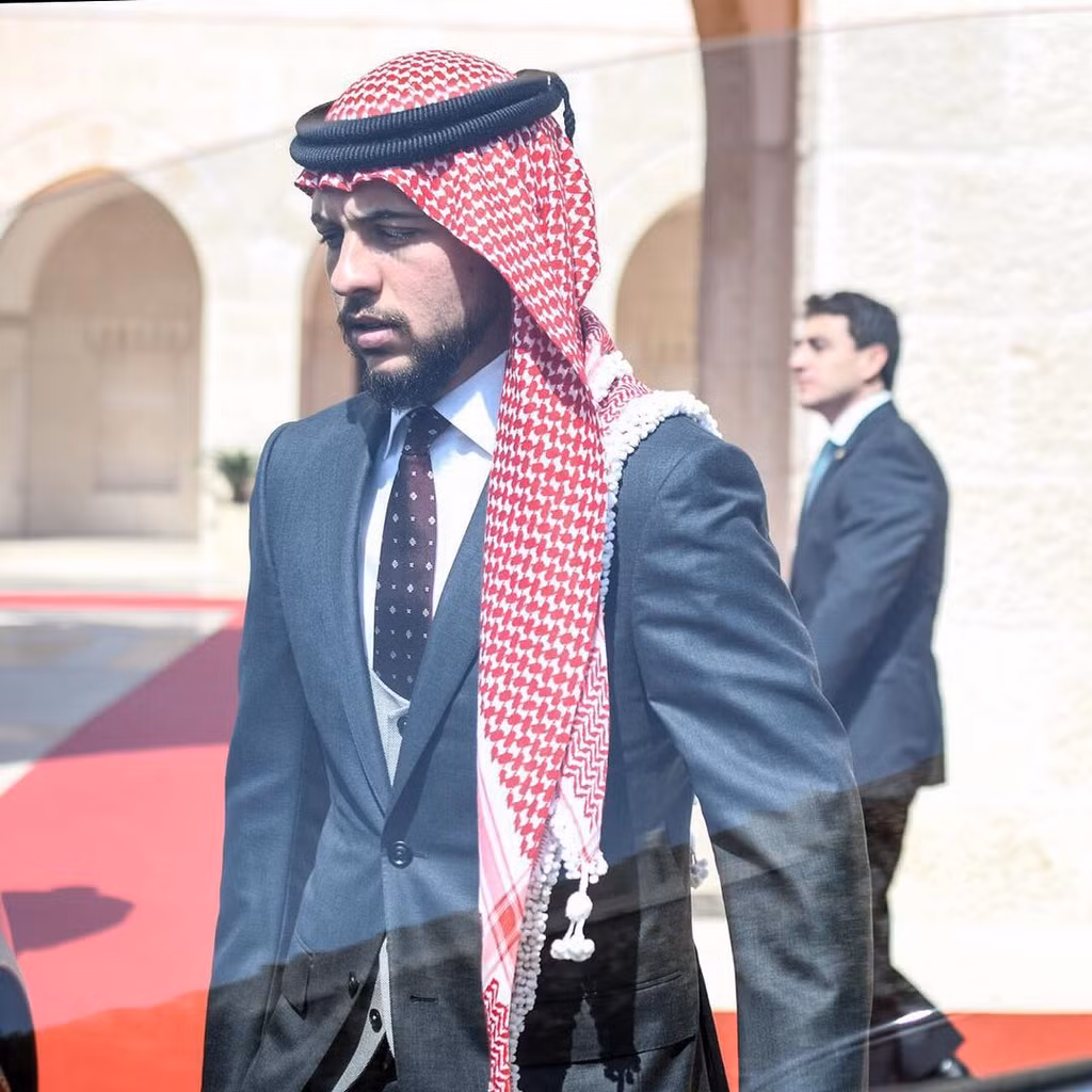 Hussein bin Abdullah II (sinh năm 1994) là con trai cả của Vua Jordan Abdullah II. Anh trở thành người thừa kế ngai vàng Vương quốc Jordan vào năm 2009. Từ năm 18 tuổi, Thái tử Hussein tham gia nhiều sự kiện quốc tế cùng cha. Năm 2015, ở tuổi 20, anh là người trẻ nhất chủ trì phiên họp của Liên Hợp Quốc. Thái tử Jordan tốt nghiệp Học viện Quân sự Hoàng gia Sandhurst ở Anh và giữ cấp bậc trung úy trong Lực lượng Vũ trang Jordan. 9X có bằng Lịch sử quốc tế tại Đại học Georgetown (Mỹ). Ảnh: @alhusseinjo.