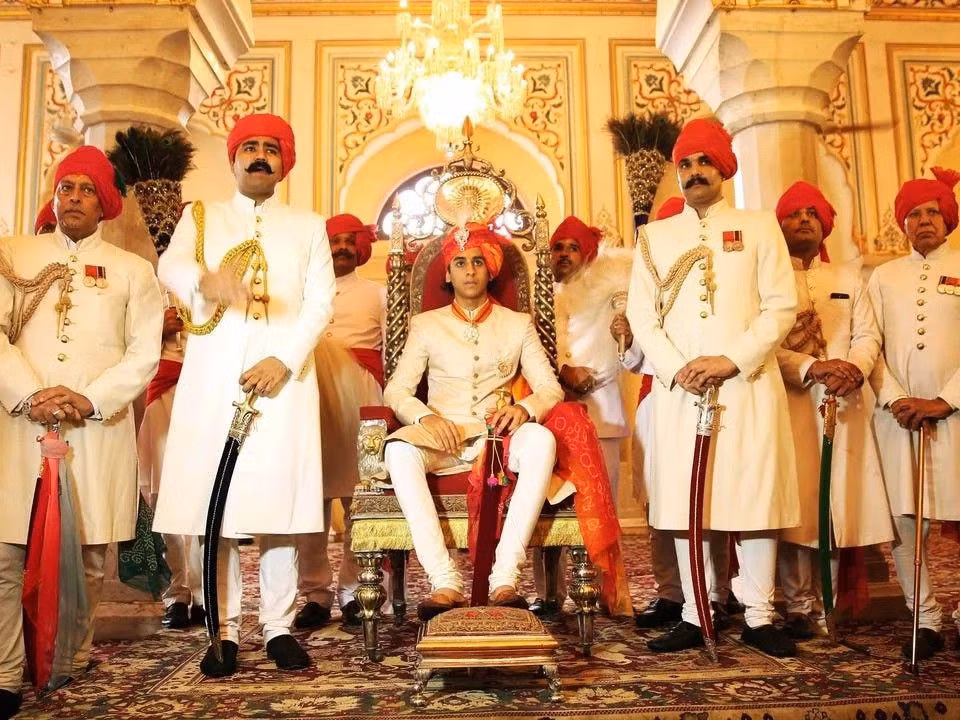  Padmanabh Singh (sinh năm 1998) là vị vua 21 tuổi của thành phố Jaipur, Ấn Độ. Anh là hậu duệ thứ 303 của hoàng tộc ở Jaipur. Singh trở thành vua vào năm 2011, sau khi ông nội Sawai Man Singhji Bahadur qua đời. Danh hiệu của 9X không được luật pháp công nhận chính thức, tuy nhiên, người dân địa phương vẫn coi trọng vị thế của anh. Ở tuổi 21, Singh nắm giữ khối tài sản từ 697-855 triệu USD và sống cùng gia đình trong cung điện ở thành phố Jaipur. Ảnh: Getty.