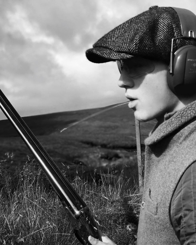 Nhiều tạp chí từng liệt tên Constantine Alexios vào danh sách các hoàng tử, bá tước độc thân được yêu thích nhất thế giới. Hoàng tử Hy Lạp không chỉ sở hữu ngoại hình điển trai, mà còn giỏi nhiều môn thể thao và chơi thành thạo nhiều nhạc cụ như piano, guitar, trống. Alexios có đam mê đặc biệt với hội họa. Hoàng tử 21 tuổi sở hữu một studio tại Anh để trưng bày các tác phẩm của mình. Ngoài ra, chàng trai còn yêu thích săn bắn, cưỡi ngựa và đi du lịch. Ảnh: @alexiosgreece.