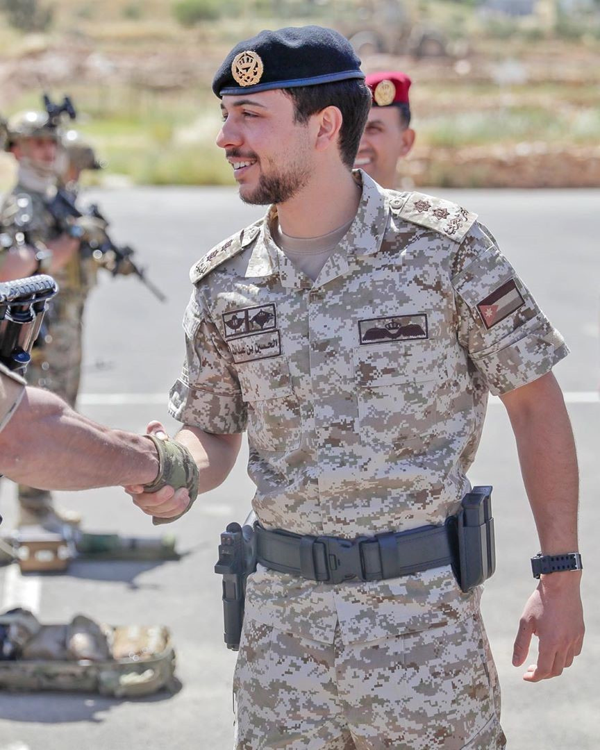 Ngoài việc là người kế vị ngai vàng tương lai, Hussein còn là tâm điểm trên mạng xã hội khi có 2,5 triệu follow trang cá nhân. Thái tử Jordan được coi là thần tượng của giới trẻ nhờ lối sống lành mạnh, năng động. Anh giỏi nhiều môn thể thao như bóng đá, leo núi, đấm bốc. Bên cạnh đó, hoàng tử 25 tuổi còn có niềm đam mê với xe phân khối lớn, sách và âm nhạc. Vẻ ngoài đẹp trai, lịch lãm của Hussein “đốn tim” nhiều cô gái, nhất là khi anh còn độc thân. Ảnh: @alhusseinjo.