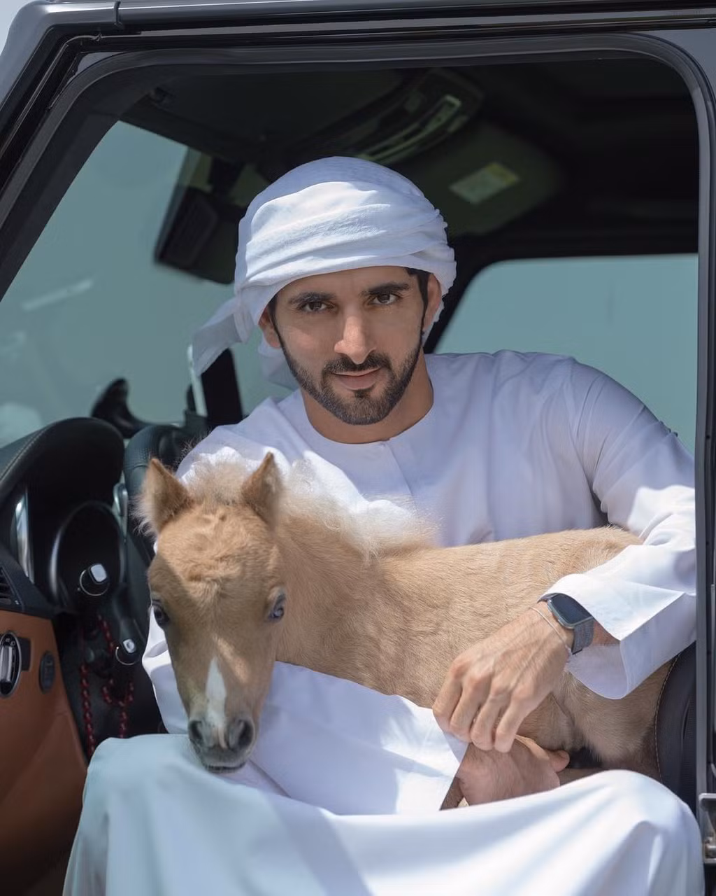 Đẹp trai, giàu có và độc thân ở tuổi 37, Thái tử Fazza nổi tiếng không kém các ngôi sao giải trí với 9,8 triệu follow trang cá nhân - nơi anh thường đăng tải hình ảnh về cuộc sống đáng mơ ước. 8X là người ưa mạo hiểm với sở thích đua xe, lái phi cơ, lướt sóng, lặn, đua ngựa, huấn luyện chim săn mồi, nhảy dù. Thái tử Dubai nuôi nhiều loài khác nhau như bạch hổ, ngựa, lạc đà, chim ưng. Dù có lối sống xa hoa, Fazza vẫn được lòng người dân và cộng đồng mạng nhờ sự thân thiện, ấm áp. Ảnh: Ảnh: @faz3.