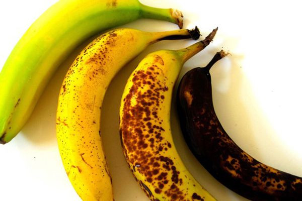 Cách phân biệt chuối chín tự nhiên hay dấm hóa chất Cach phan biet chuoi chin tu nhien hay dam hoa chat